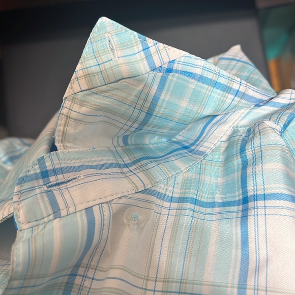 Under Armoir Shirt Size Medium. - Picture 6 of 7